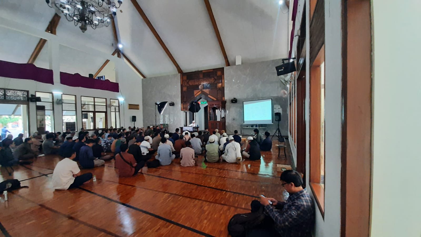 Foto Menghadapi Krisis dengan Panduan Syariat